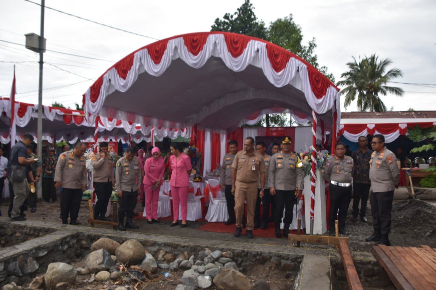 Polda Bersama Forkopimda Papua Barat  Bakti Sosial di Fanindi