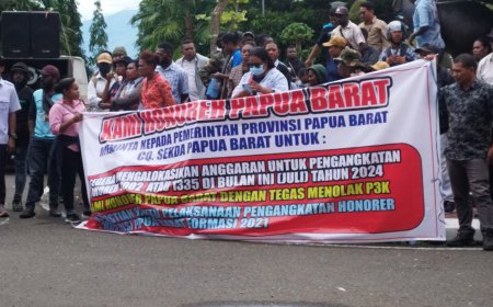Honorer Papua Barat Lakukan Aksi Demo dan Palang Jalan Masuk Kantor Gubernur