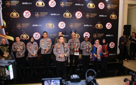 Anggota Polda Papua Barat Terima Penghargaan Hoegeng Awards 2024