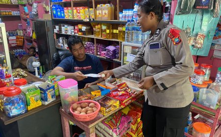 OMP Mansinam I, Polda Papua Barat Bagikan selebaran jadwal pilkada 2024