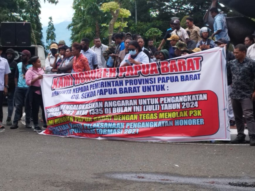 Honorer Papua Barat Lakukan Aksi Demo dan Palang Jalan Masuk Kantor Gubernur