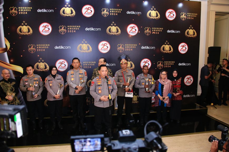 Anggota Polda Papua Barat Terima Penghargaan Hoegeng Awards 2024