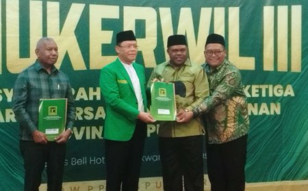Muhamad Mardiono Serahkan B1-KWK PPP Kepada 5 Pasang Calon Kepala Daerah di Papua Barat