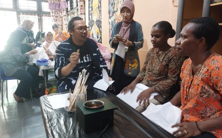 Mama- Mama di Manokwari Belajar Membatik