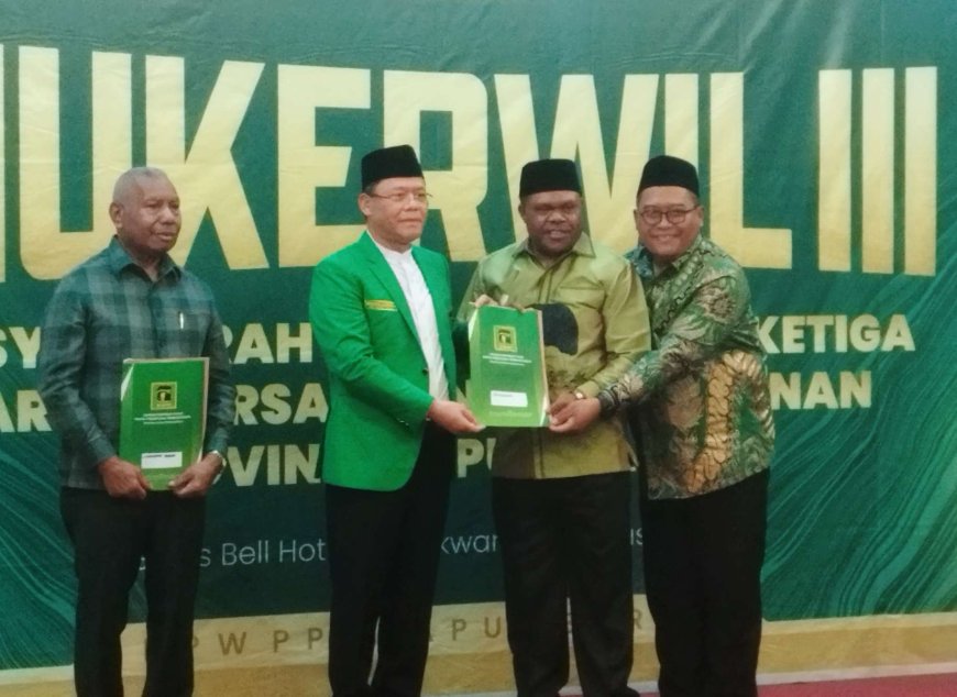 Muhamad Mardiono Serahkan B1-KWK PPP Kepada 5 Pasang Calon Kepala Daerah di Papua Barat