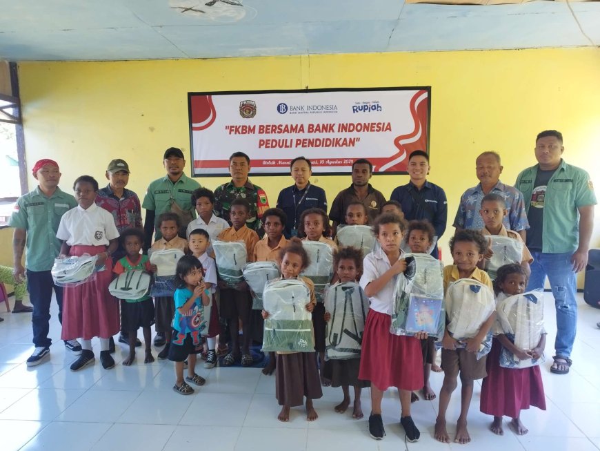 BI Papua Barat Gandeng FKBM Salurkan Bantuan Untuk Siswa dan Warga Sibuni