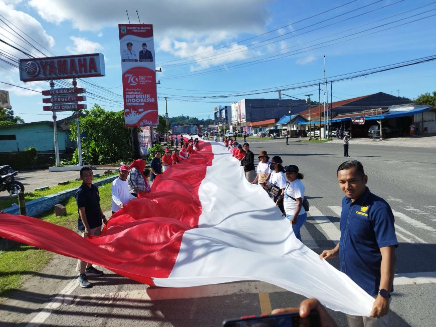 Sepanjang 13,2 Kilometer Bendera Merah Putih Membentang Sepanjang Kota Manokwari