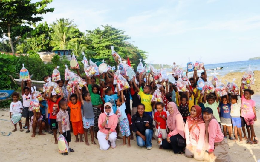 Semarak HUT RI ke-79, PW-IPPNU Papua Barat Gelar Baksos Bersih Pantai BLK