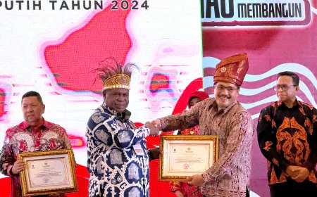 Partisipasi Aktif Bagikan 10 Juta Bendera Merah Putih, Pemprov Papua Barat Terima Penghargaan