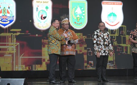 Pj. Gubernur Papua Barat Terima Piala Apresiasi Kemeriahan HUT Kompas TV