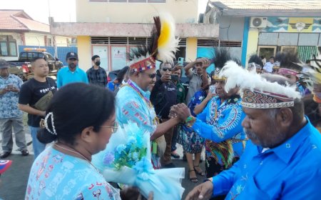 Rektor UNIPA Hugo Warami Disambut Tarian Adat