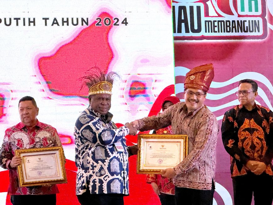 Partisipasi Aktif Bagikan 10 Juta Bendera Merah Putih, Pemprov Papua Barat Terima Penghargaan