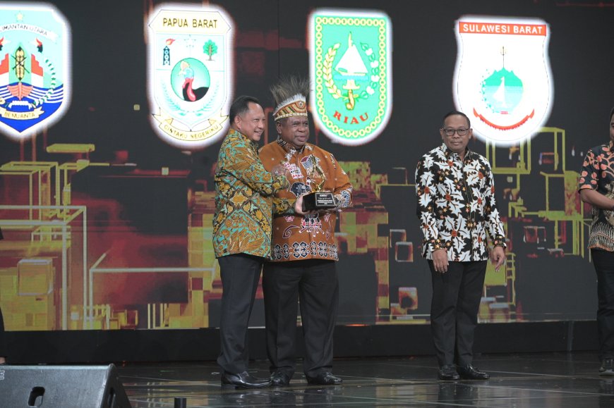 Pj. Gubernur Papua Barat Terima Piala Apresiasi Kemeriahan HUT Kompas TV