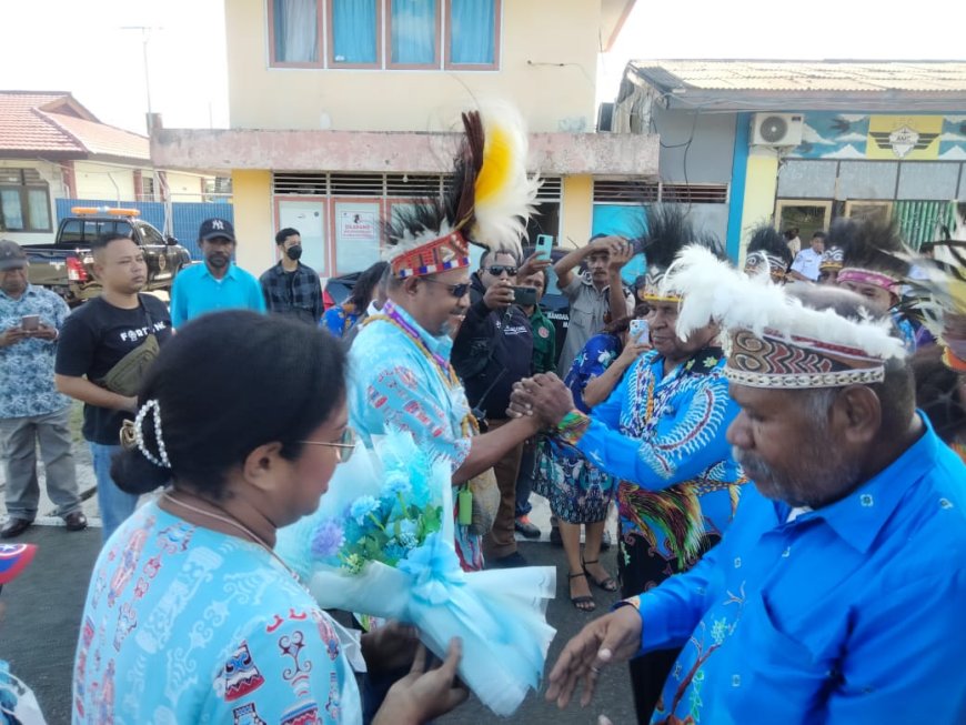 Rektor UNIPA Hugo Warami Disambut Tarian Adat