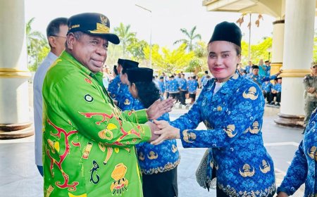 Pj Gubernur Serahkan SK PPPK dan CPNS Lulusan IPDN