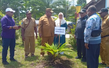 Pj. Gubernur Serahkan Bantuan Bibit Pohon dan Sembako di Sumuri