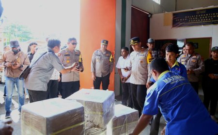 Wakapolda Pantau Kedatangan Logistik Melalui Bandara Rendani