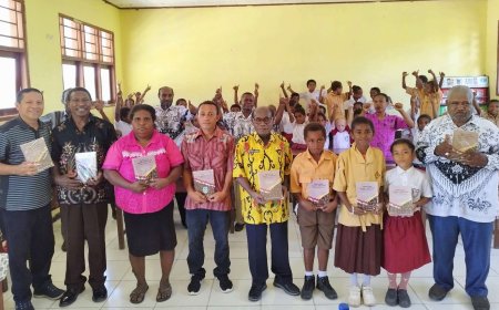 Nathaniel Mandacan Bagikan Buku Daftar Kata Meyah-Indonesia, Upaya Pelestarian Bahasa Lokal Untuk Generasi Muda