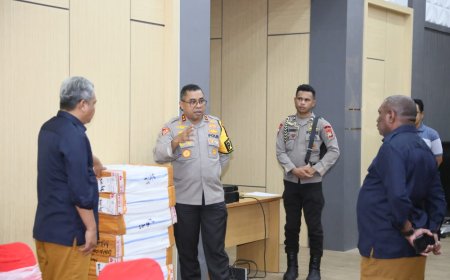 Kapolda Papua Barat Cek Logistik Pilkada di KPU