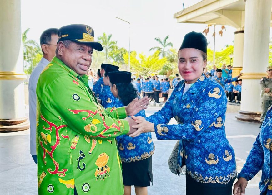 Pj Gubernur Serahkan SK PPPK dan CPNS Lulusan IPDN