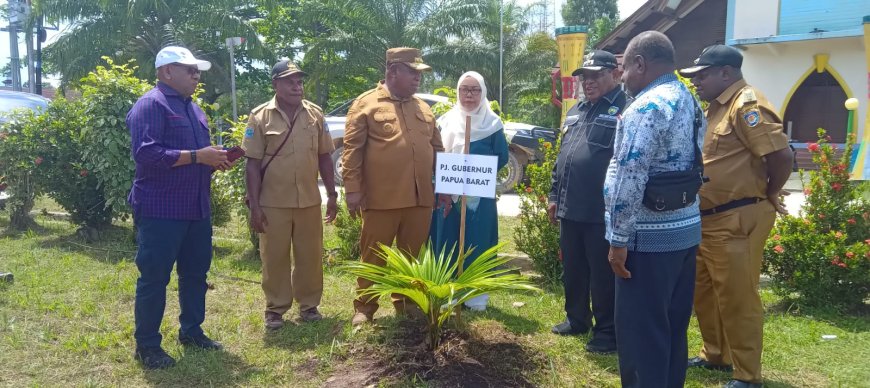 Pj. Gubernur Serahkan Bantuan Bibit Pohon dan Sembako di Sumuri