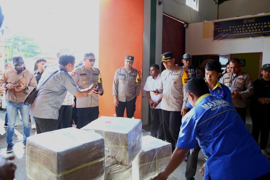 Wakapolda Pantau Kedatangan Logistik Melalui Bandara Rendani