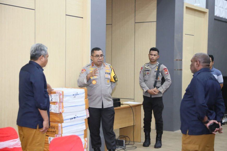 Kapolda Papua Barat Cek Logistik Pilkada di KPU