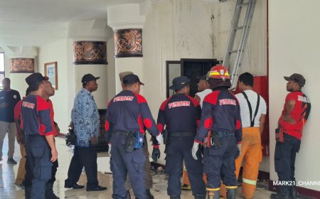 Tim Damkar Berhasil Padamkan Api di Lantai 2 Kantor Gubernur