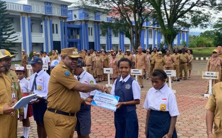 Pemkab Manokwari Serahkan Bantuan Untuk Siswa dan Guru