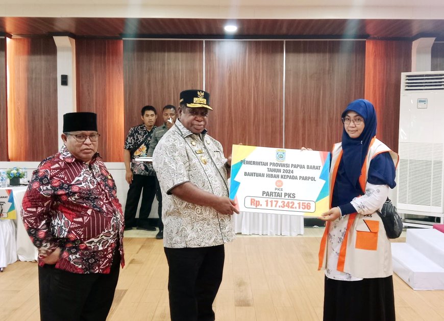 Pemprov Papua Barat Serahkan Hibah Partai Politik 2024, Segini Besarannya