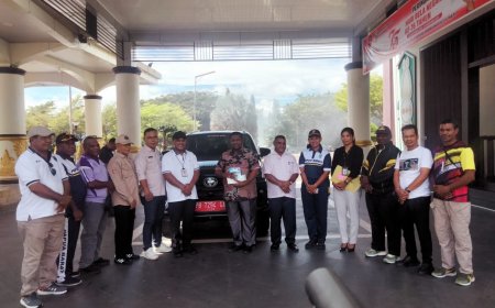 Pj. Sekda Papua Barat Serahkan Kendaraan Dinas Ketua MRPB