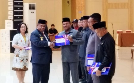 Pj Gubernur Papua Barat Serahkan DPA SKPD T.A 2025, Efisiensi Anggaran Jadi Penekanan