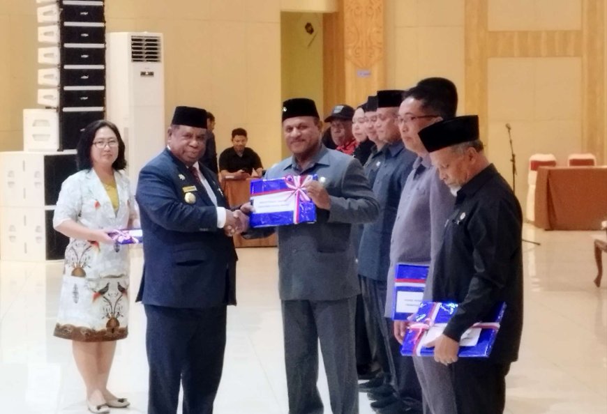 Pj Gubernur Papua Barat Serahkan DPA SKPD T.A 2025, Efisiensi Anggaran Jadi Penekanan
