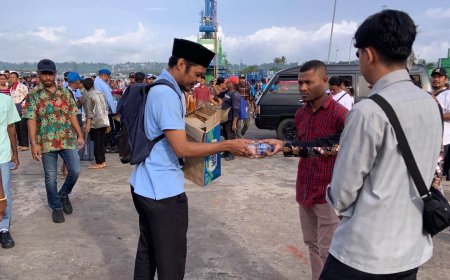 BKPRMI Manokwari Bagikan Ribuan Botol Air Mineral di HUT PI ke 170