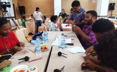 Tingkatkan UMKM, Yayasan Aderi Perempuan Papua, Gelar Latihan Pembuatan Cinderamata Kasuari