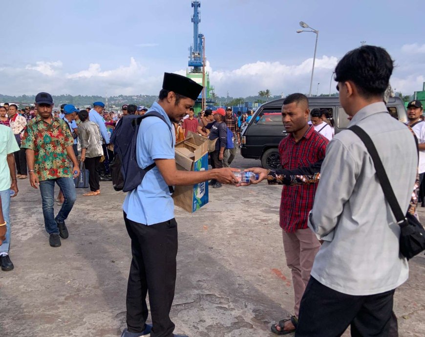 BKPRMI Manokwari Bagikan Ribuan Botol Air Mineral di HUT PI ke 170