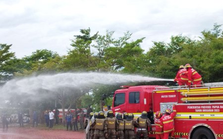 Penanganan Demonstrasi Jadi Atraksi di HUT Satpol PP, Linmas, dan Damkar Papua Barat