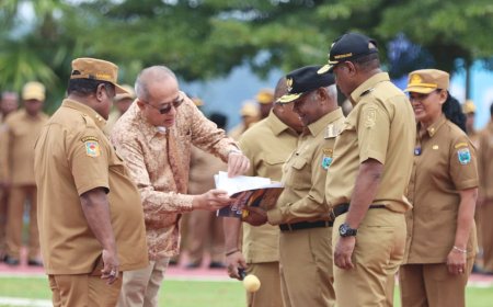 Pemprov Papua Barat Terbitkan Buku "Cahaya Fajar dari Balik Gunung Mbaham"