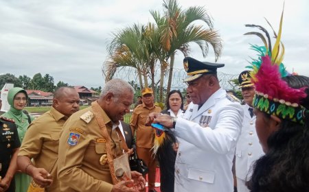 Pesan Dominggus Mandacan Kepada Bupati dan Wabup Wondama
