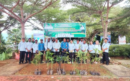 Hari Bhakti Rimbawan, Dinas Kehutanan Papua Barat Bagikan Ribuan Bibit Pohon