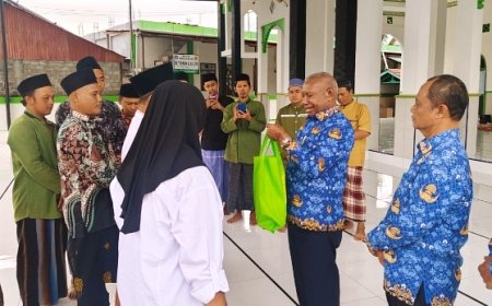 Keluarga Dominggus Mandacan Berbagi 500 Sak Beras & 5.000 Takjil Untuk 95 Masjid dan Pesantren