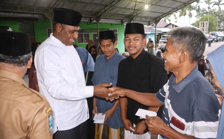 Wagub Lakotani Gelar Bukber dan Santuni Anak Yatim Dhuafa di Distrik Prafi