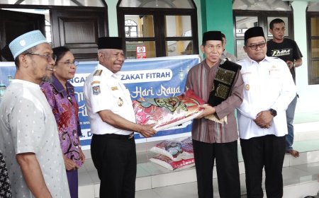 Dominggus Mandacan Serahkan Sumbangan 20 Ton Lebih Beras Zakat Fitrah