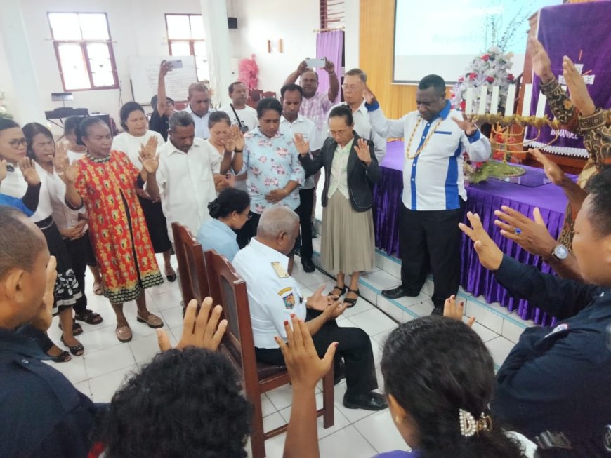Tiba di Manokwari, Dominggus Mandacan Doa Bersama di Gereja