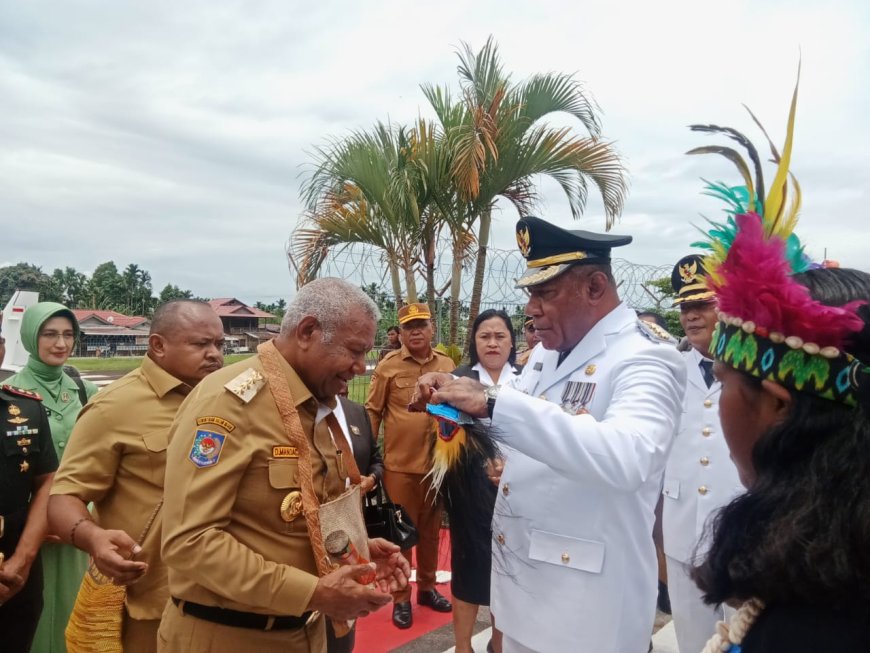 Pesan Dominggus Mandacan Kepada Bupati dan Wabup Wondama