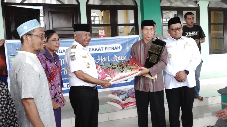Dominggus Mandacan Serahkan Sumbangan 20 Ton Lebih Beras Zakat Fitrah