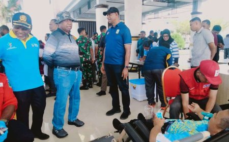 Gubernur Dominggus Mandacan Bersama ASN Papua Barat Gelar Aksi Donor Darah