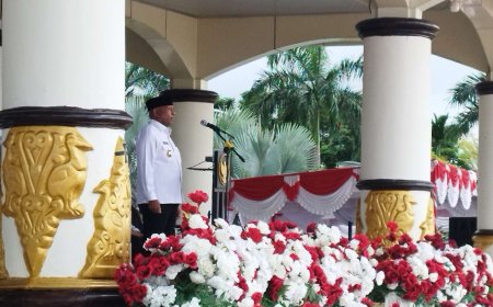 Gubernur Papua Barat Pimpin Upacara Peringatan Hardiknas 2025