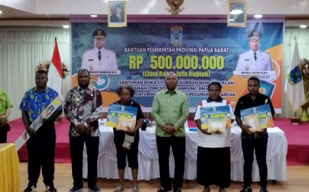 Gubernur Serahkan Rp500 Juta Santuni 20 Keluarga Korban Banjir dan Longsor Pegaf