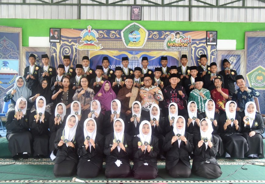Kembali Luluskan Siswa dan Santri Khotmil Qur'an, Wabup Mugiyono Apresiasi SMP Bastren Darussalam